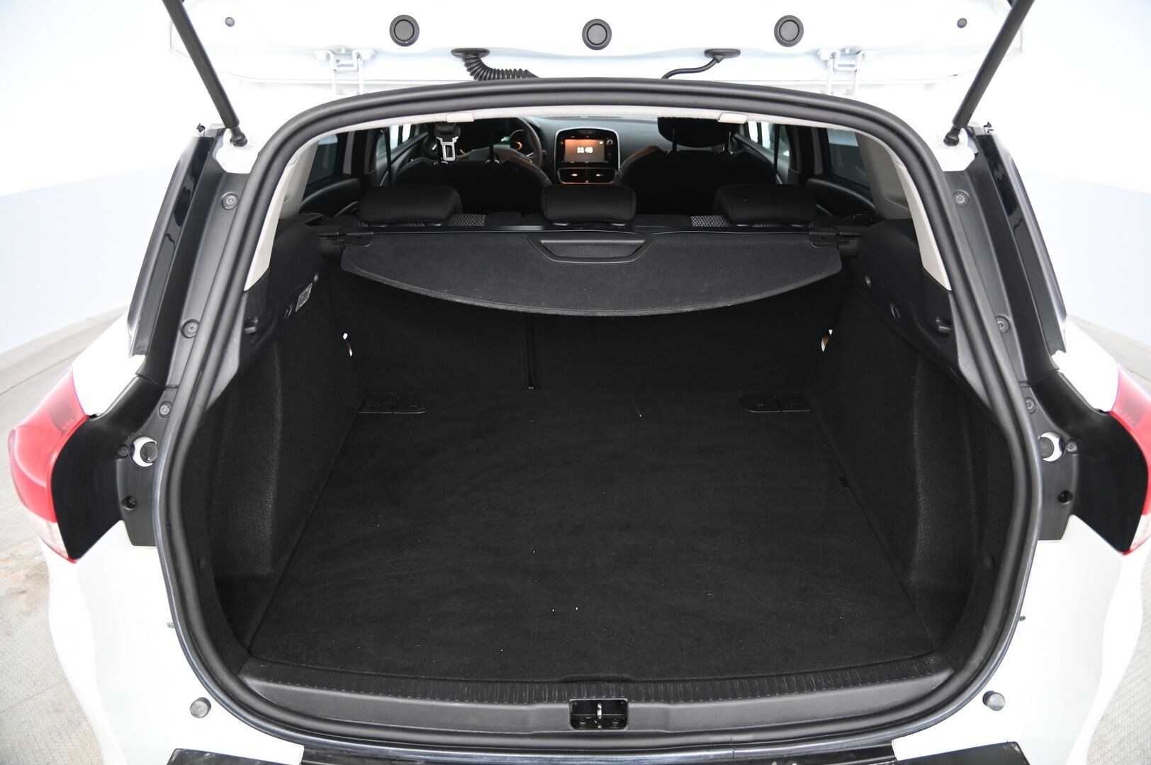 Renault Clio 2018 Sport Tourer TCe 90 Zen*Koukku /Vakionopeudensäädin /Bass Reflex / Penkinlämmitin / Lohkolömmitin Sisätilanpistokkeella* - Suomi-auto / Navigointi / Bluetooth / Ajotietokone / 2x Avain