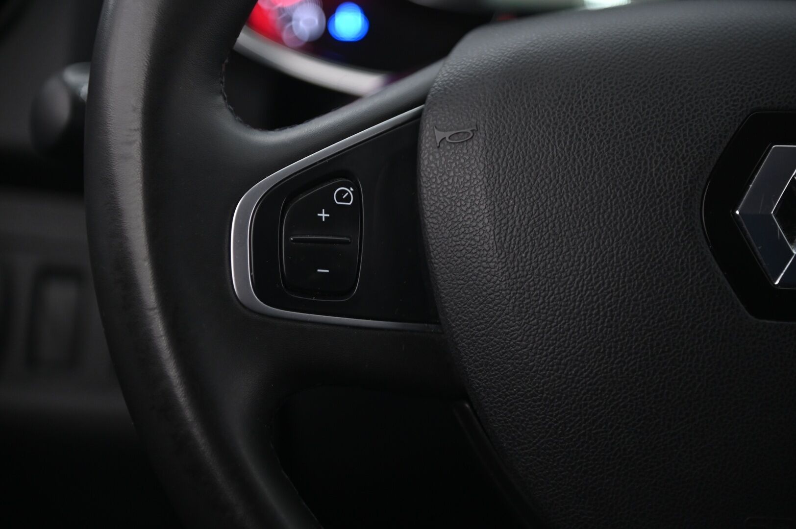 Renault Clio 2018 Sport Tourer TCe 90 Zen*Koukku /Vakionopeudensäädin /Bass Reflex / Penkinlämmitin / Lohkolömmitin Sisätilanpistokkeella* - Suomi-auto / Navigointi / Bluetooth / Ajotietokone / 2x Avain