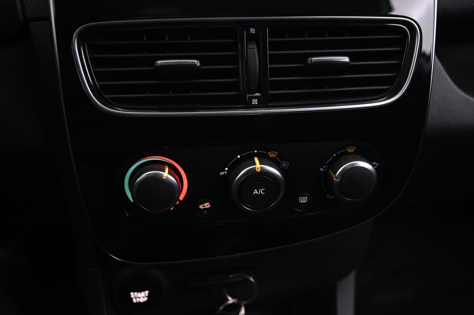 Renault Clio 2018 Sport Tourer TCe 90 Zen*Koukku /Vakionopeudensäädin /Bass Reflex / Penkinlämmitin / Lohkolömmitin Sisätilanpistokkeella* - Suomi-auto / Navigointi / Bluetooth / Ajotietokone / 2x Avain