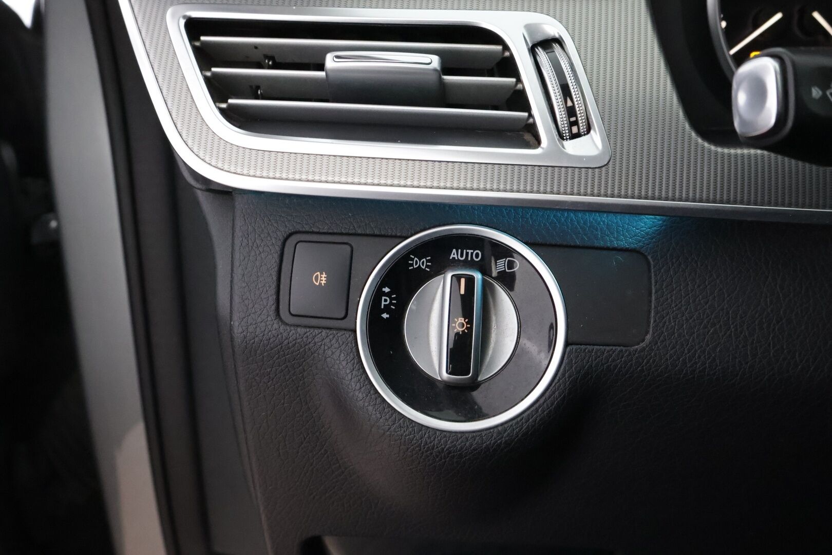 Mercedes-Benz E 2015 220 BlueTec A Business * Ortopedit / ILS LED / Vetokoukku / Peruutustutkat / Vakkari / Lohko & Sisäpistoke - 2x Hyvät renkaat aluvantein / AdBlue rempattu / Juuri tullut Tampereelle!