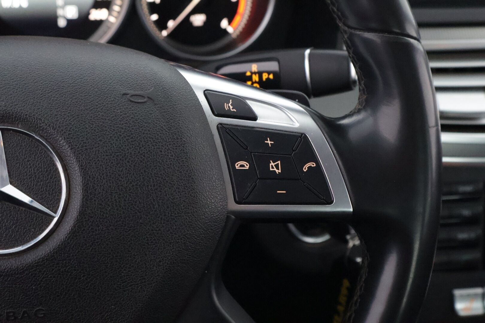 Mercedes-Benz E 2015 220 BlueTec A Business * Ortopedit / ILS LED / Vetokoukku / Peruutustutkat / Vakkari / Lohko & Sisäpistoke - 2x Hyvät renkaat aluvantein / AdBlue rempattu / Juuri tullut Tampereelle!