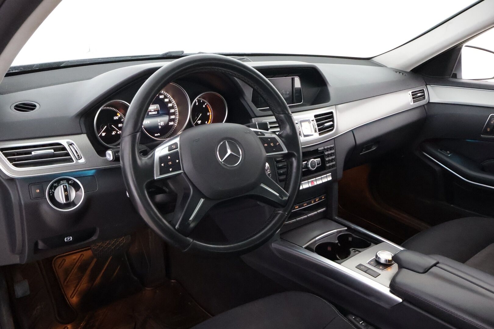 Mercedes-Benz E 2015 220 BlueTec A Business * Ortopedit / ILS LED / Vetokoukku / Peruutustutkat / Vakkari / Lohko & Sisäpistoke - 2x Hyvät renkaat aluvantein / AdBlue rempattu / Juuri tullut Tampereelle!