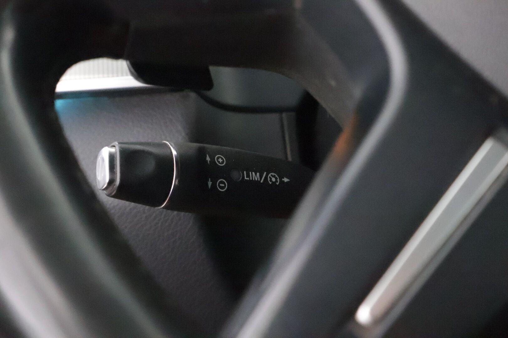 Mercedes-Benz E 2015 220 BlueTec A Business * Ortopedit / ILS LED / Vetokoukku / Peruutustutkat / Vakkari / Lohko & Sisäpistoke - 2x Hyvät renkaat aluvantein / AdBlue rempattu / Juuri tullut Tampereelle!