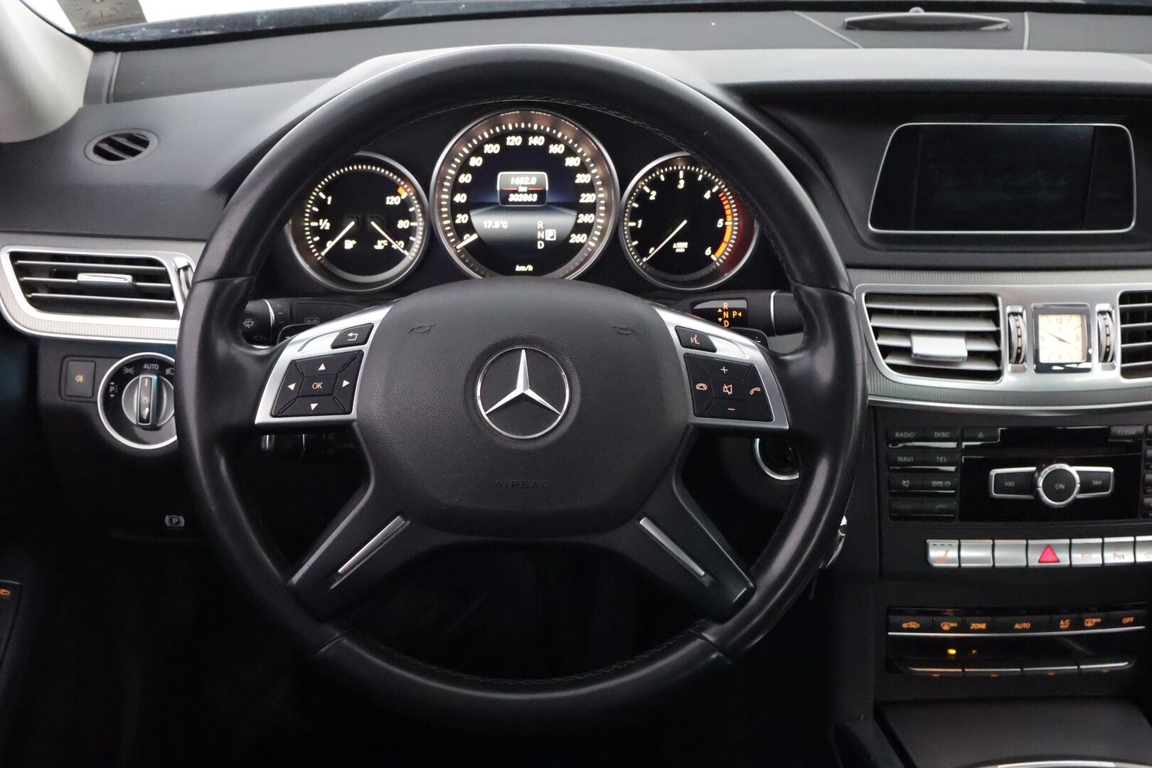 Mercedes-Benz E 2015 220 BlueTec A Business * Ortopedit / ILS LED / Vetokoukku / Peruutustutkat / Vakkari / Lohko & Sisäpistoke - 2x Hyvät renkaat aluvantein / AdBlue rempattu / Juuri tullut Tampereelle!