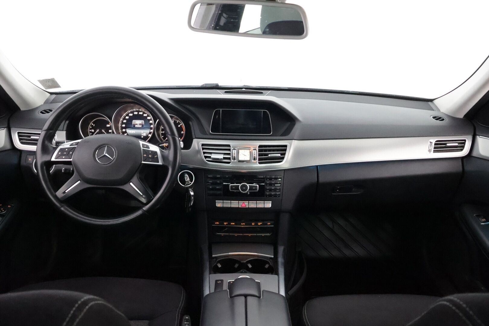 Mercedes-Benz E 2015 220 BlueTec A Business * Ortopedit / ILS LED / Vetokoukku / Peruutustutkat / Vakkari / Lohko & Sisäpistoke - 2x Hyvät renkaat aluvantein / AdBlue rempattu / Juuri tullut Tampereelle!