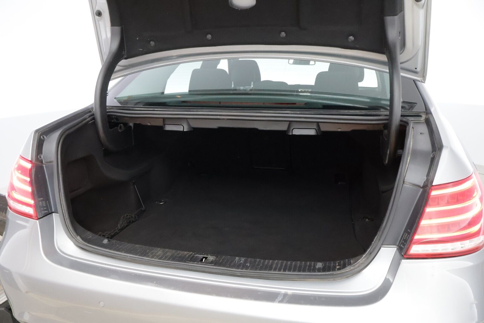 Mercedes-Benz E 2015 220 BlueTec A Business * Ortopedit / ILS LED / Vetokoukku / Peruutustutkat / Vakkari / Lohko & Sisäpistoke - 2x Hyvät renkaat aluvantein / AdBlue rempattu / Juuri tullut Tampereelle!