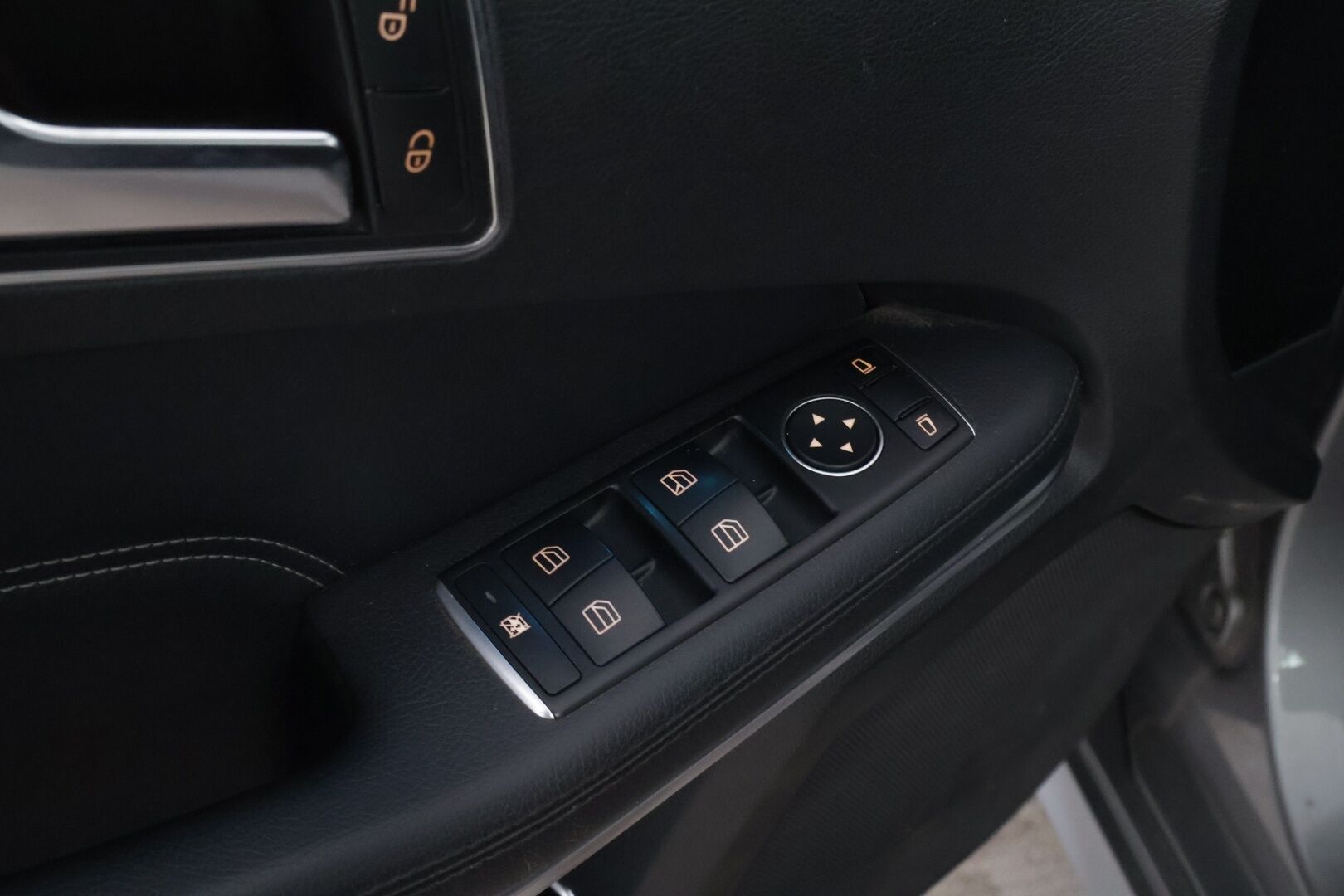 Mercedes-Benz E 2015 220 BlueTec A Business * Ortopedit / ILS LED / Vetokoukku / Peruutustutkat / Vakkari / Lohko & Sisäpistoke - 2x Hyvät renkaat aluvantein / AdBlue rempattu / Juuri tullut Tampereelle!