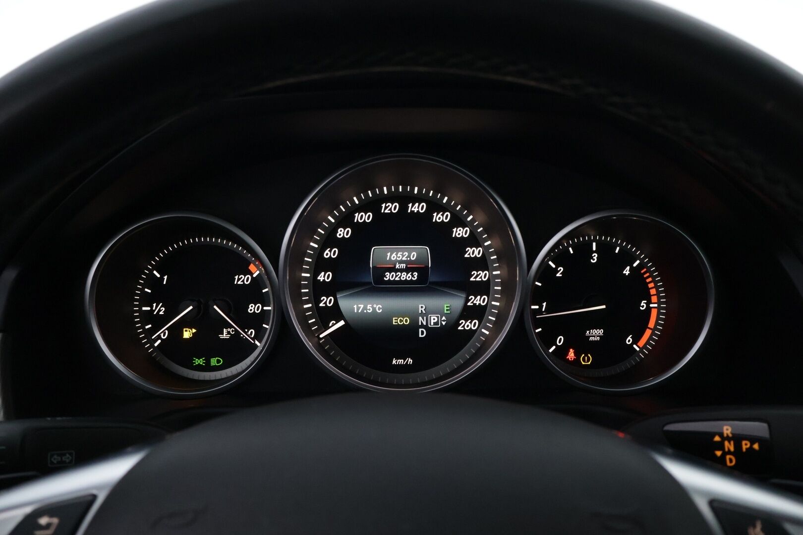 Mercedes-Benz E 2015 220 BlueTec A Business * Ortopedit / ILS LED / Vetokoukku / Peruutustutkat / Vakkari / Lohko & Sisäpistoke - 2x Hyvät renkaat aluvantein / AdBlue rempattu / Juuri tullut Tampereelle!