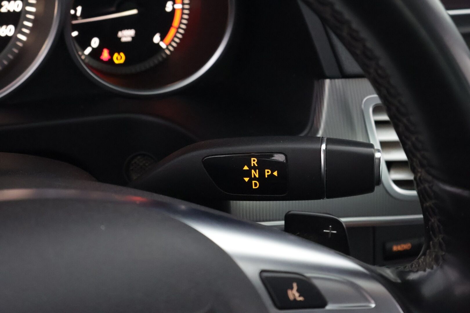 Mercedes-Benz E 2015 220 BlueTec A Business * Ortopedit / ILS LED / Vetokoukku / Peruutustutkat / Vakkari / Lohko & Sisäpistoke - 2x Hyvät renkaat aluvantein / AdBlue rempattu / Juuri tullut Tampereelle!