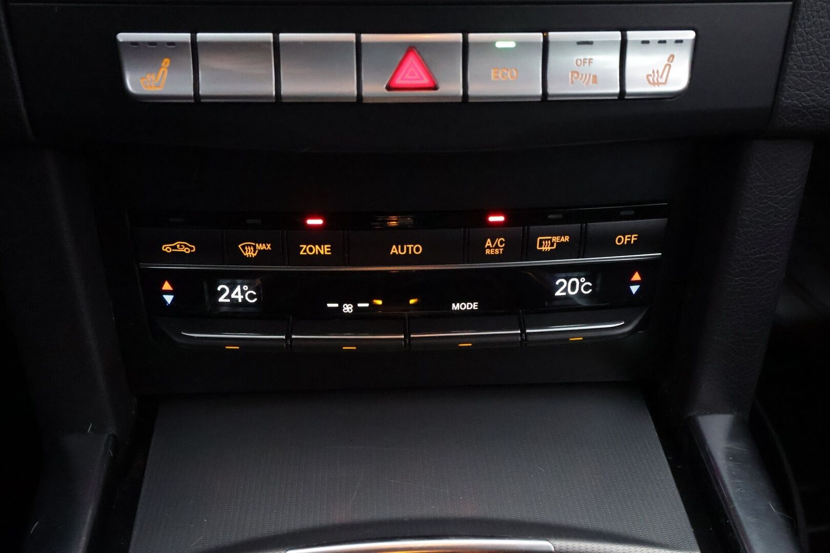 Mercedes-Benz E 2015 220 BlueTec A Business * Ortopedit / ILS LED / Vetokoukku / Peruutustutkat / Vakkari / Lohko & Sisäpistoke - 2x Hyvät renkaat aluvantein / AdBlue rempattu / Juuri tullut Tampereelle!