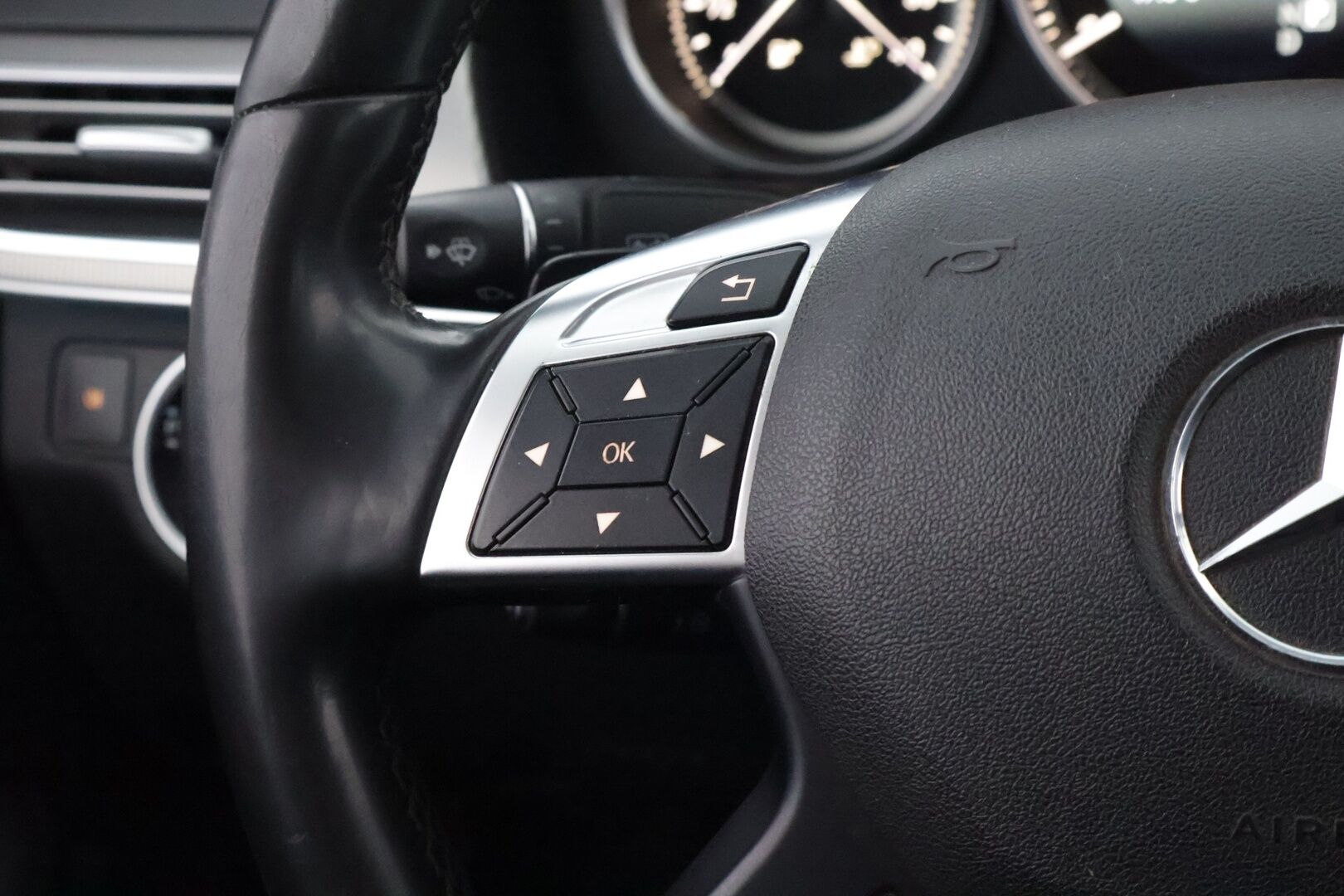 Mercedes-Benz E 2015 220 BlueTec A Business * Ortopedit / ILS LED / Vetokoukku / Peruutustutkat / Vakkari / Lohko & Sisäpistoke - 2x Hyvät renkaat aluvantein / AdBlue rempattu / Juuri tullut Tampereelle!