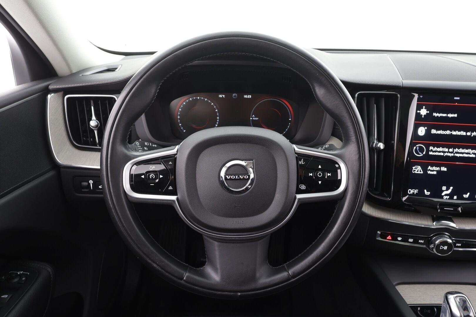 Volvo XC60 2018 T8 AWD Inscription aut - | Webasto | Ilma-alusta | Pilot assist | Panorama | P. Kamera | Vetokoukku | Sporttipenkki Muistilla | Full-LED |