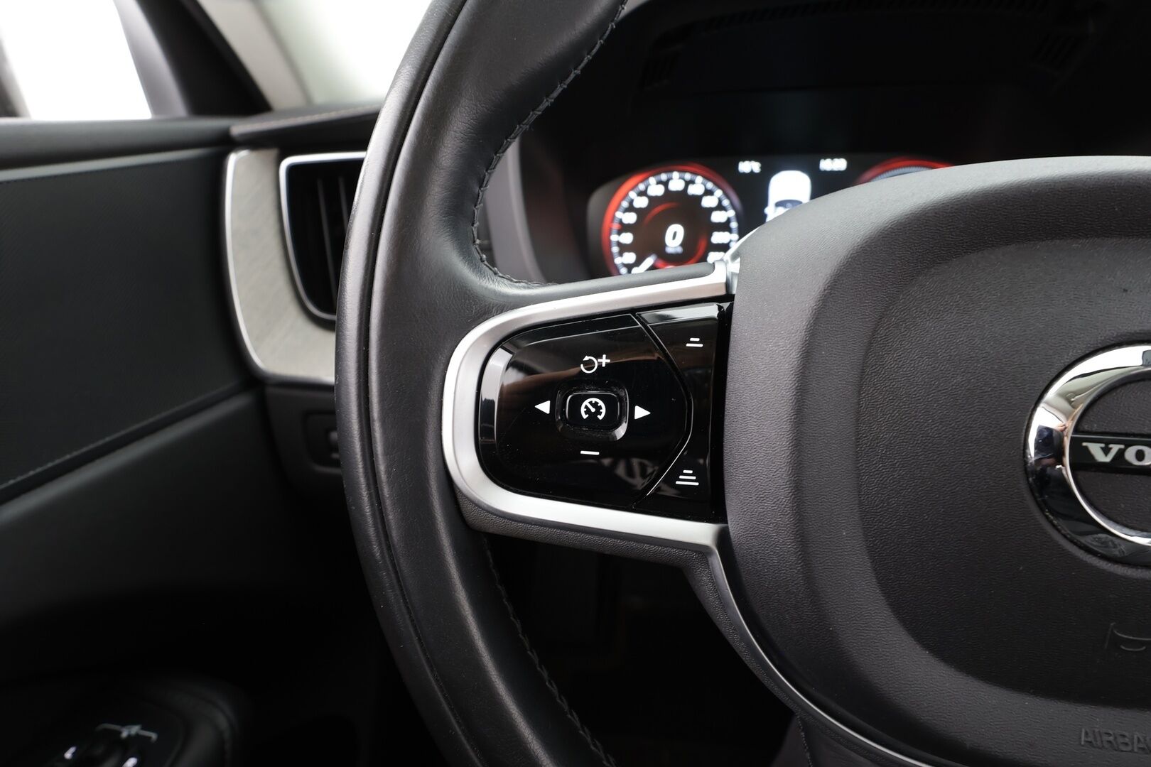 Volvo XC60 2018 T8 AWD Inscription aut - | Webasto | Ilma-alusta | Pilot assist | Panorama | P. Kamera | Vetokoukku | Sporttipenkki Muistilla | Full-LED |