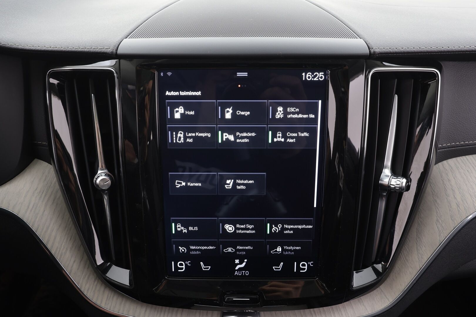 Volvo XC60 2018 T8 AWD Inscription aut - | Webasto | Ilma-alusta | Pilot assist | Panorama | P. Kamera | Vetokoukku | Sporttipenkki Muistilla | Full-LED |