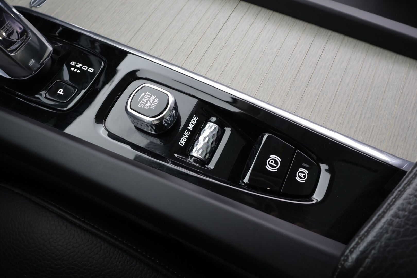 Volvo XC60 2018 T8 AWD Inscription aut - | Webasto | Ilma-alusta | Pilot assist | Panorama | P. Kamera | Vetokoukku | Sporttipenkki Muistilla | Full-LED |