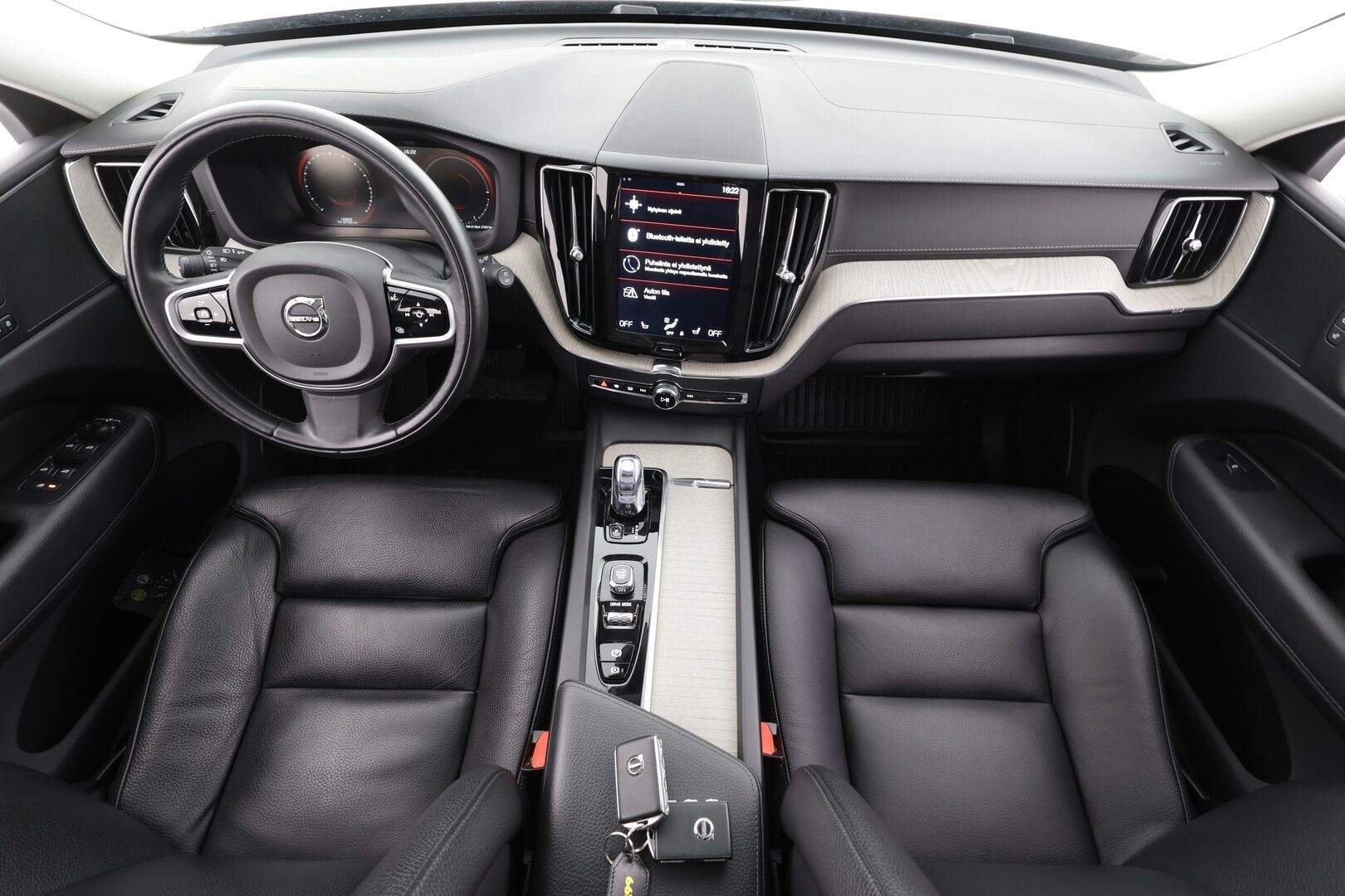 Volvo XC60 2018 T8 AWD Inscription aut - | Webasto | Ilma-alusta | Pilot assist | Panorama | P. Kamera | Vetokoukku | Sporttipenkki Muistilla | Full-LED |