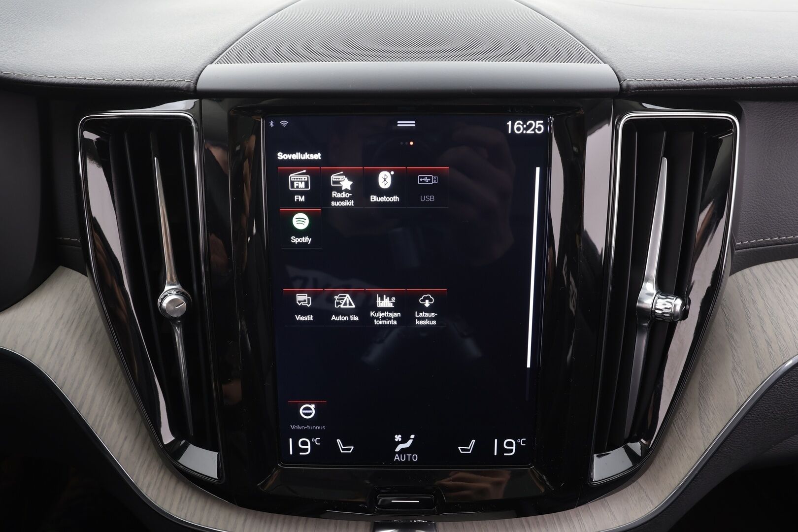 Volvo XC60 2018 T8 AWD Inscription aut - | Webasto | Ilma-alusta | Pilot assist | Panorama | P. Kamera | Vetokoukku | Sporttipenkki Muistilla | Full-LED |