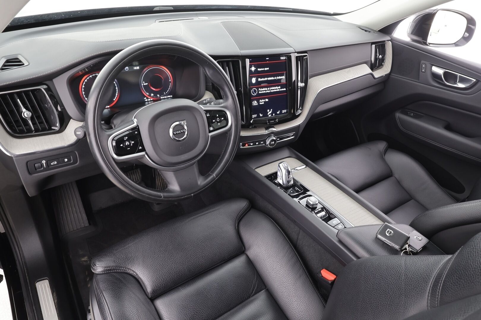 Volvo XC60 2018 T8 AWD Inscription aut - | Webasto | Ilma-alusta | Pilot assist | Panorama | P. Kamera | Vetokoukku | Sporttipenkki Muistilla | Full-LED |