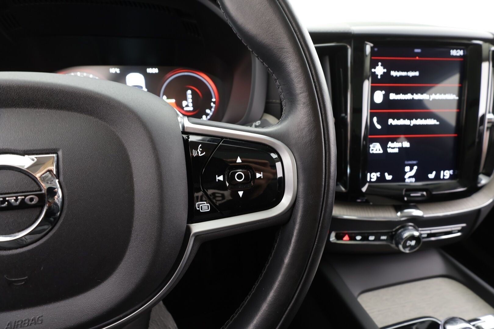 Volvo XC60 2018 T8 AWD Inscription aut - | Webasto | Ilma-alusta | Pilot assist | Panorama | P. Kamera | Vetokoukku | Sporttipenkki Muistilla | Full-LED |
