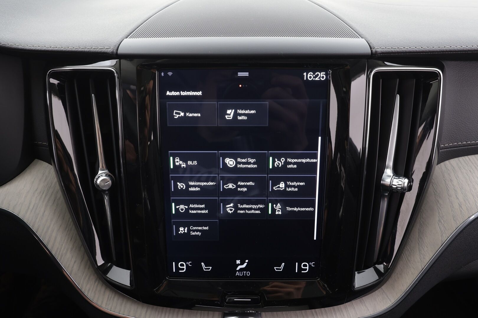 Volvo XC60 2018 T8 AWD Inscription aut - | Webasto | Ilma-alusta | Pilot assist | Panorama | P. Kamera | Vetokoukku | Sporttipenkki Muistilla | Full-LED |