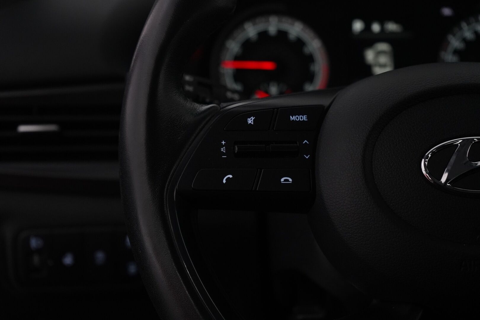 Hyundai i20 Hatchback 2021 1,0 T-GDI 100 hv 7-DCT Fresh *Kaistavahti / Vakkari / Tutka / Ratinlämmitin* - 1-om. Suomi-auto / Juuri huollettu 