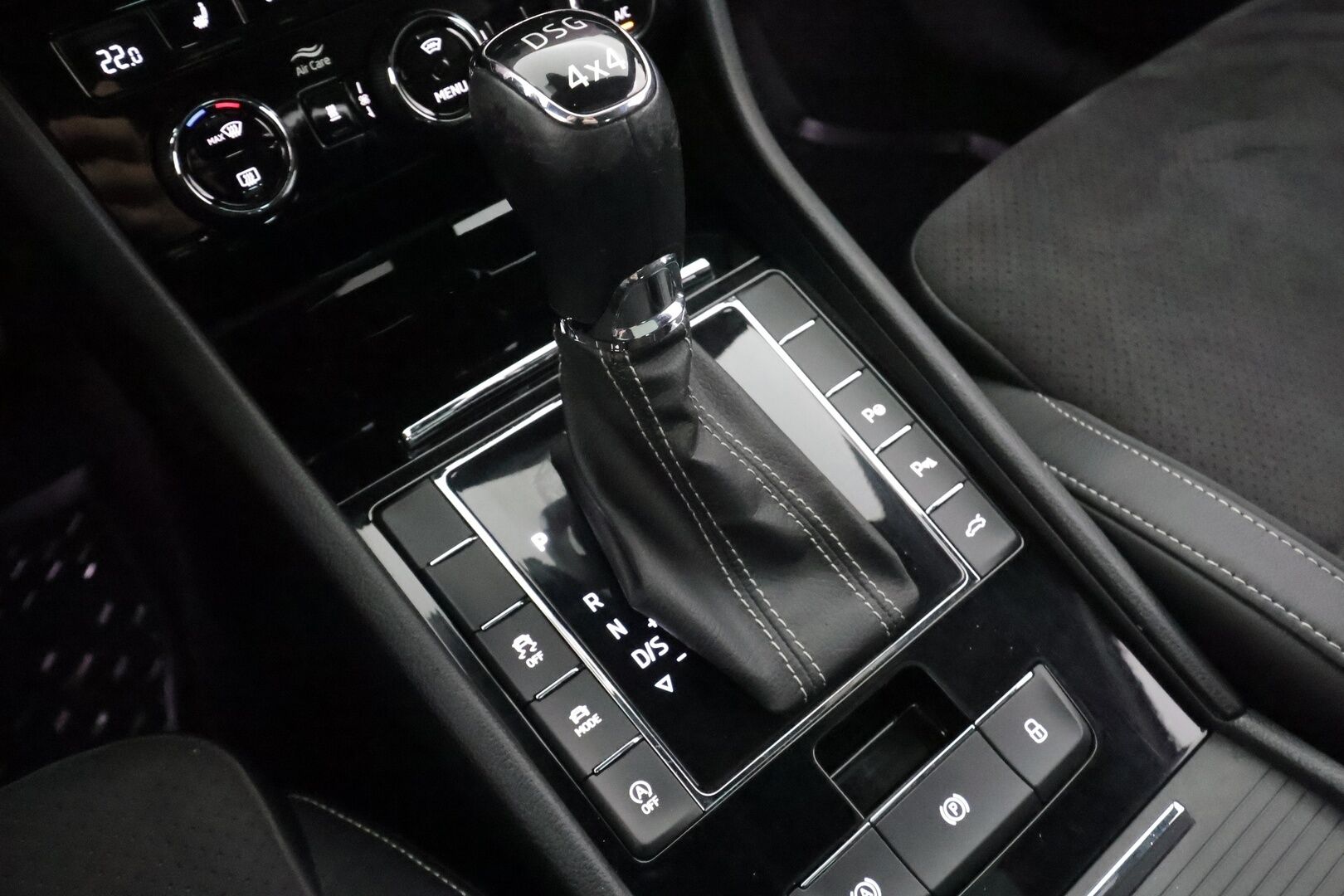 Skoda Superb 2019 2,0 TDI 190 4x4 SportLine DSG * Webasto / ACC / Xenon / P.Kamera / Muistipenkki / Canton / Lasikattoluukku / Keyless * - Suomi-auto / Kahdet renkaat aluvanteilla