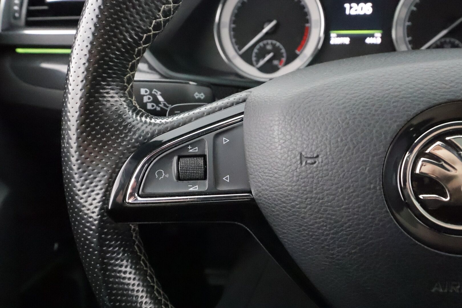 Skoda Superb 2019 2,0 TDI 190 4x4 SportLine DSG * Webasto / ACC / Xenon / P.Kamera / Muistipenkki / Canton / Lasikattoluukku / Keyless * - Suomi-auto / Kahdet renkaat aluvanteilla - HULLUT AVAJAISHULINAT KORKOTARJOUS 3,29 %