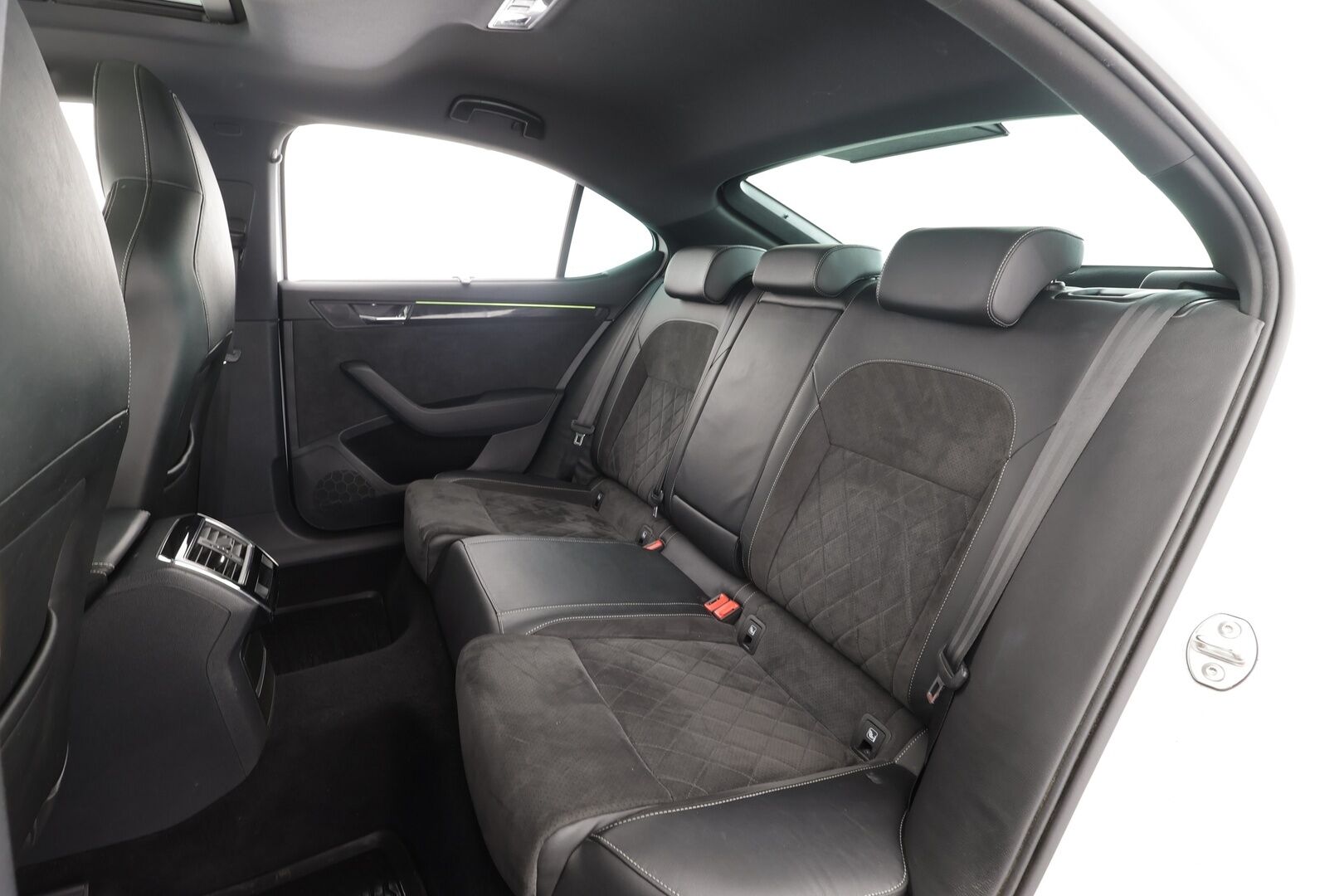 Skoda Superb 2019 2,0 TDI 190 4x4 SportLine DSG * Webasto / ACC / Xenon / P.Kamera / Muistipenkki / Canton / Lasikattoluukku / Keyless * - Suomi-auto / Kahdet renkaat aluvanteilla - HULLUT AVAJAISHULINAT KORKOTARJOUS 3,29 %