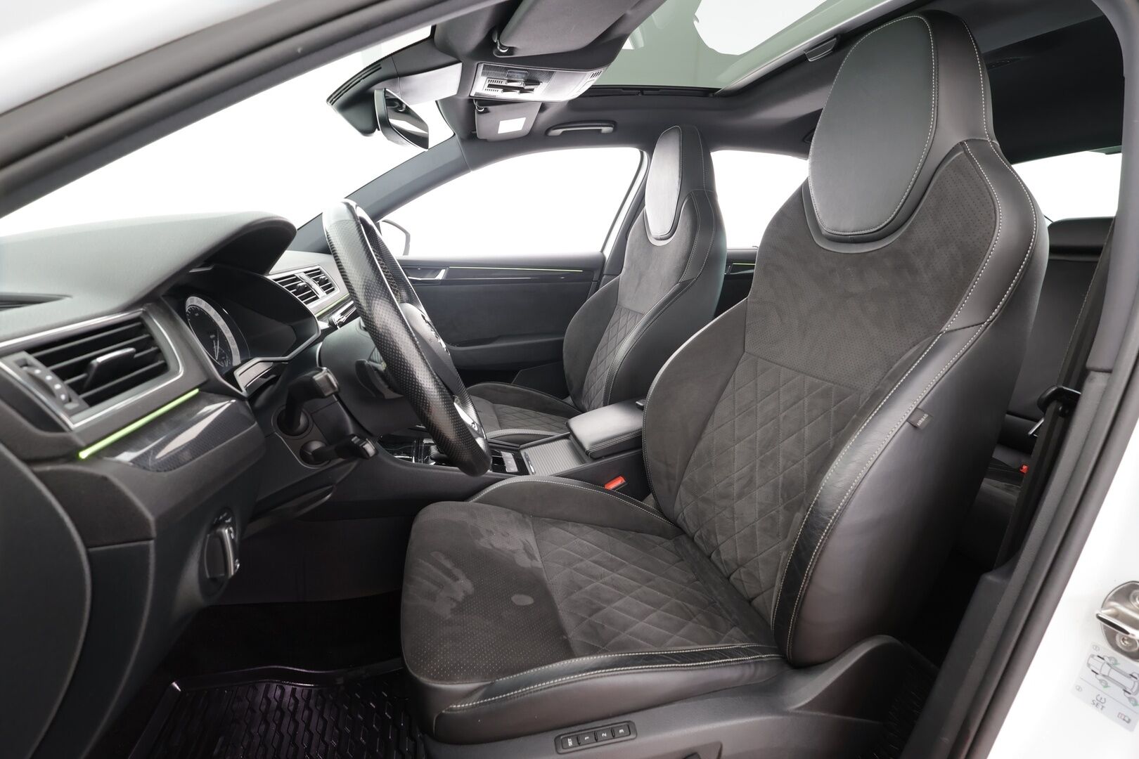 Skoda Superb 2019 2,0 TDI 190 4x4 SportLine DSG * Webasto / ACC / Xenon / P.Kamera / Muistipenkki / Canton / Lasikattoluukku / Keyless * - Suomi-auto / Kahdet renkaat aluvanteilla