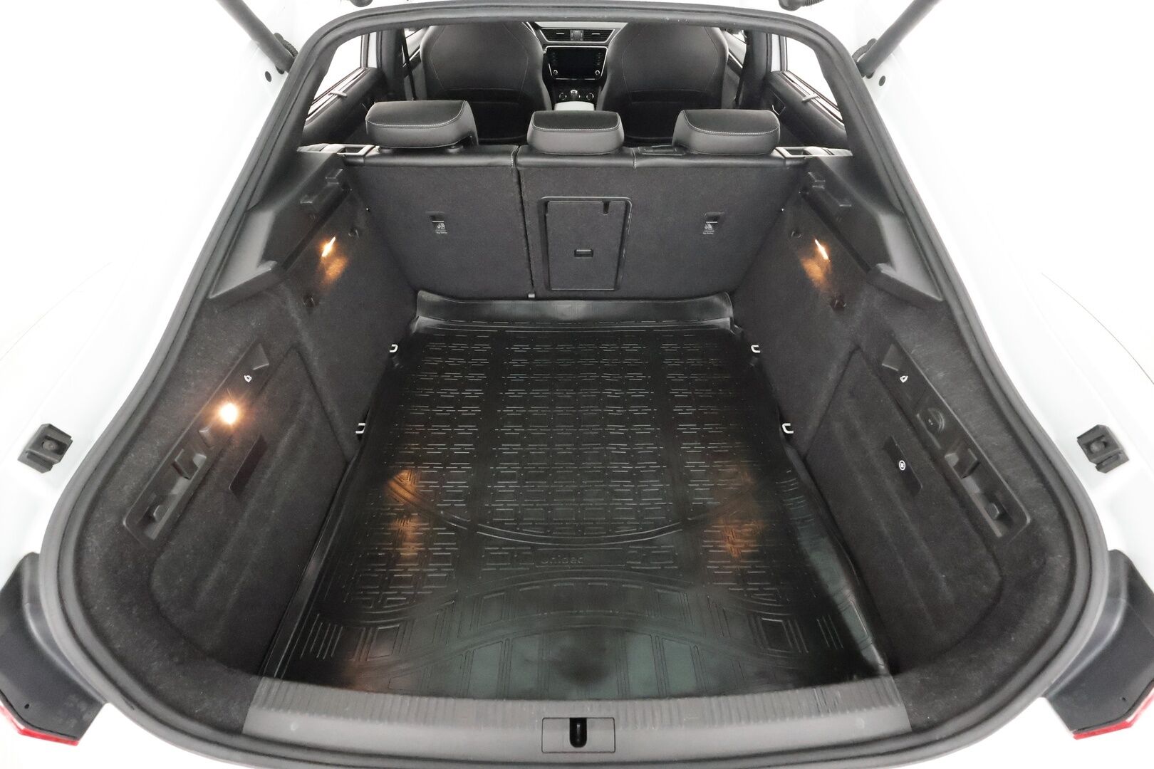 Skoda Superb 2019 2,0 TDI 190 4x4 SportLine DSG * Webasto / ACC / Xenon / P.Kamera / Muistipenkki / Canton / Lasikattoluukku / Keyless * - Suomi-auto / Kahdet renkaat aluvanteilla - HULLUT AVAJAISHULINAT KORKOTARJOUS 3,29 %