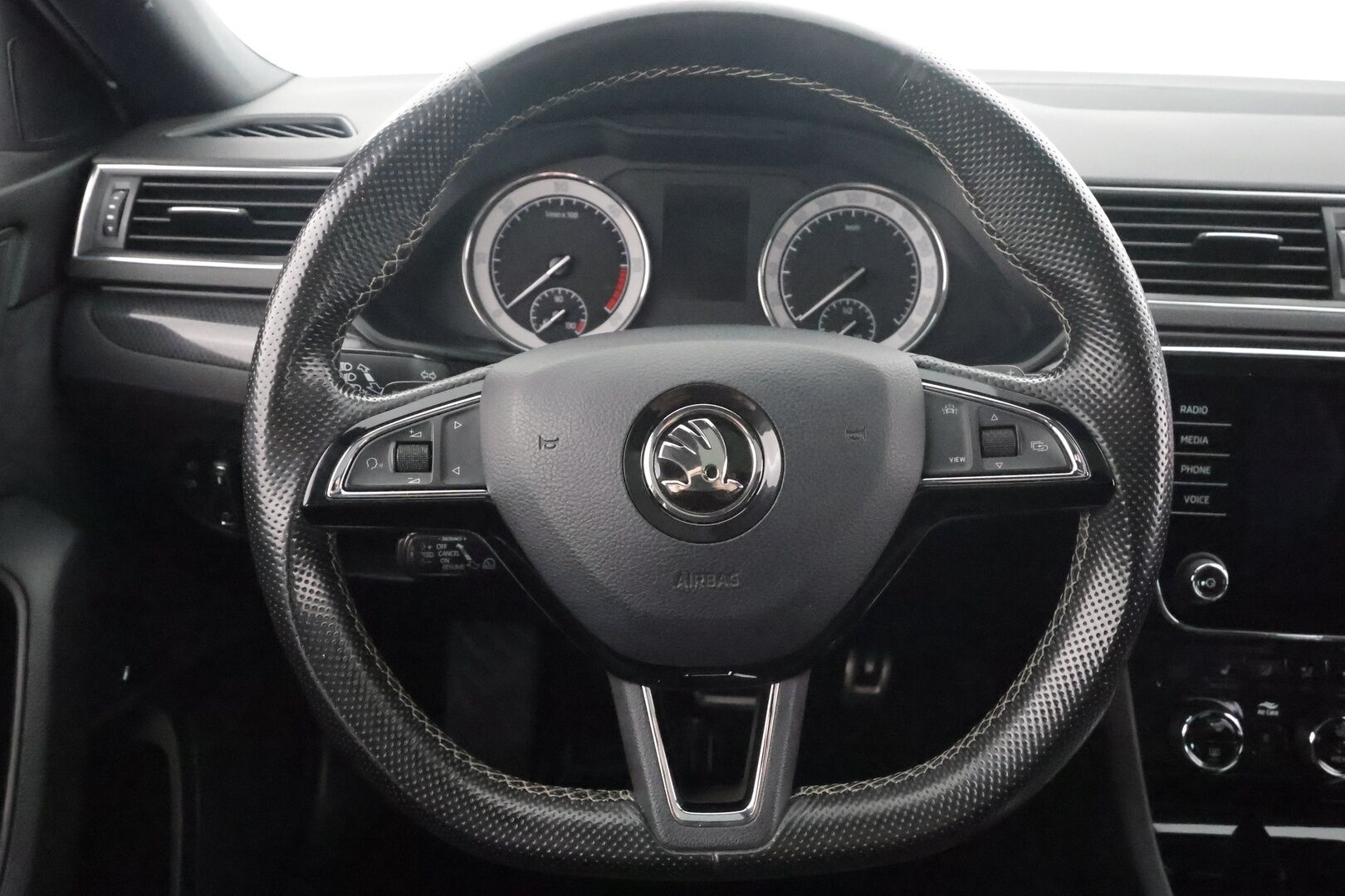 Skoda Superb 2019 2,0 TDI 190 4x4 SportLine DSG * Webasto / ACC / Xenon / P.Kamera / Muistipenkki / Canton / Lasikattoluukku / Keyless * - Suomi-auto / Kahdet renkaat aluvanteilla - HULLUT AVAJAISHULINAT KORKOTARJOUS 3,29 %