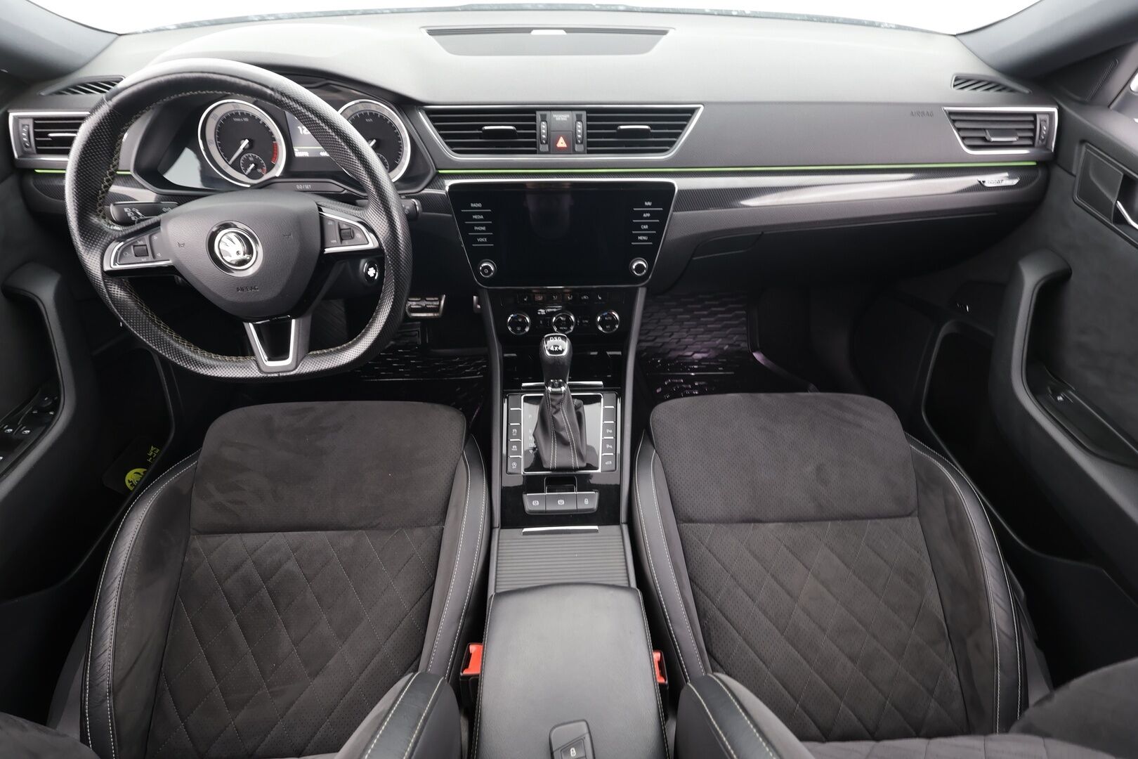 Skoda Superb 2019 2,0 TDI 190 4x4 SportLine DSG * Webasto / ACC / Xenon / P.Kamera / Muistipenkki / Canton / Lasikattoluukku / Keyless * - Suomi-auto / Kahdet renkaat aluvanteilla