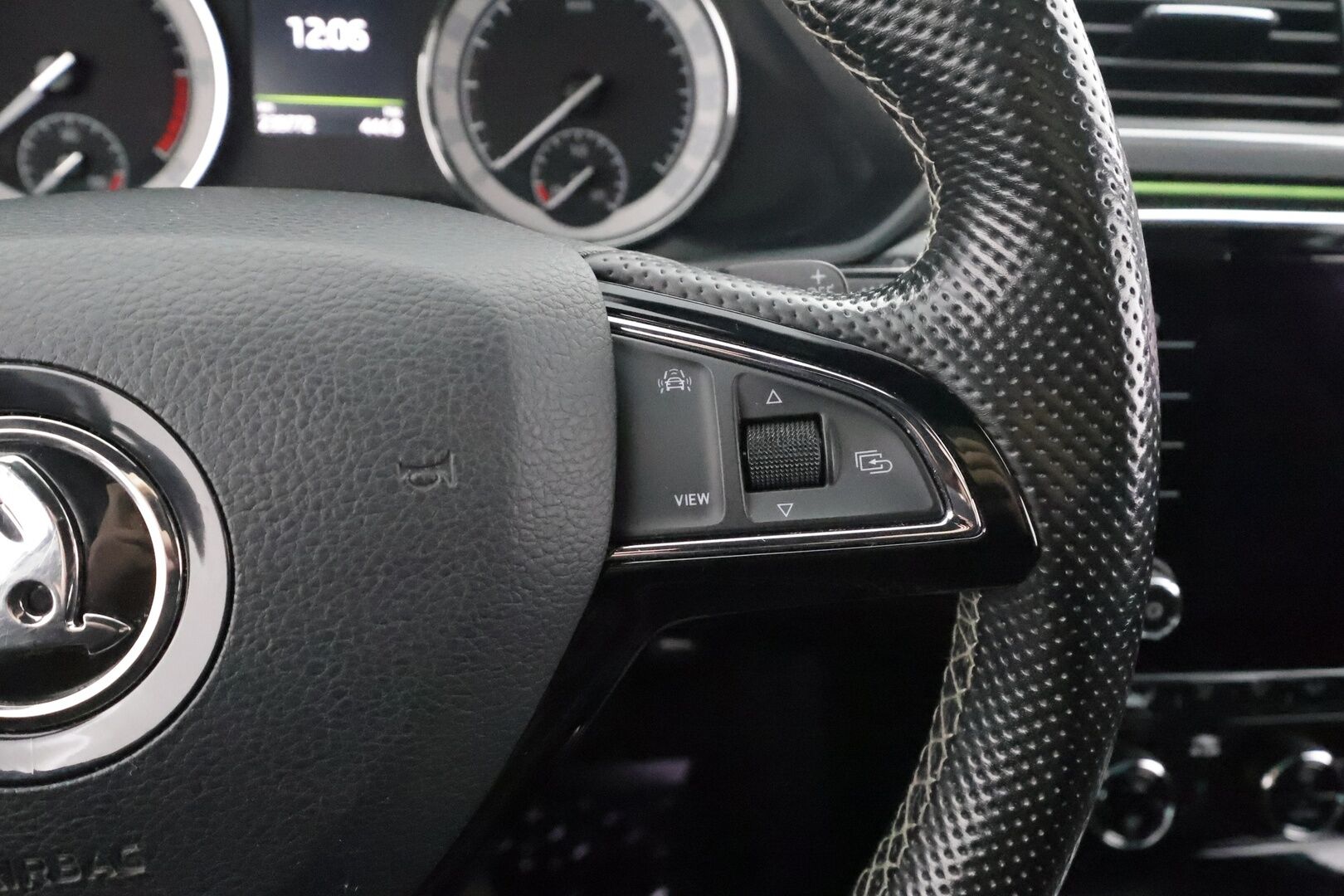 Skoda Superb 2019 2,0 TDI 190 4x4 SportLine DSG * Webasto / ACC / Xenon / P.Kamera / Muistipenkki / Canton / Lasikattoluukku / Keyless * - Suomi-auto / Kahdet renkaat aluvanteilla