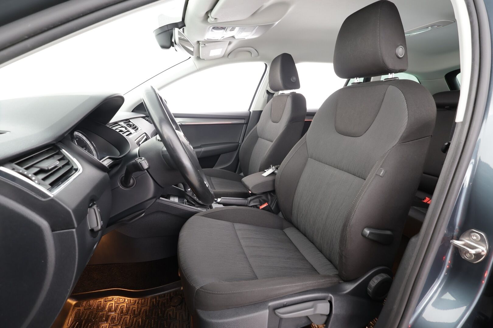 Skoda Octavia 2019 Combi 2,0 TSI 190 Style DSG * Vakkari / Webasto / LED / P.kamera / Apple&Android / Keyless * - Suomi-auto / Kahdet Renkaat