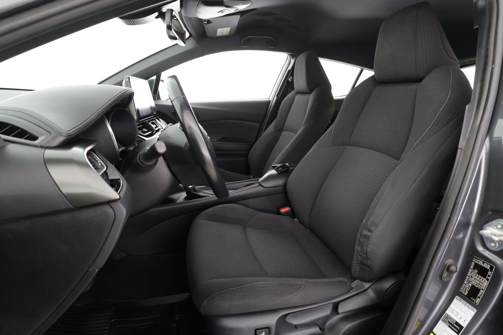 Toyota C-HR 2018 1,8 Hybrid Active * ACC / P.kamera / Navi / KeylessGo / Lohkolämmitin * - Suomi-auto / Kahdet renkaat aluvanteilla / Merkkihuollettu