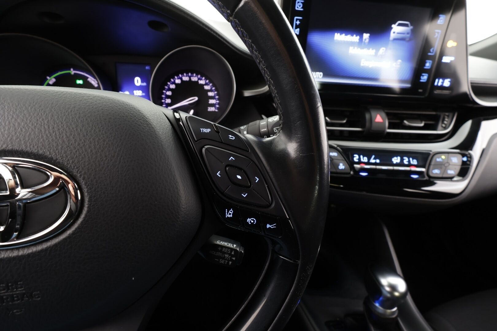 Toyota C-HR 2018 1,8 Hybrid Active * ACC / P.kamera / Navi / KeylessGo / Lohkolämmitin * - Suomi-auto / Kahdet renkaat aluvanteilla / Merkkihuollettu - HULLUT BLACKWEEK JATKOT - KORKOTARJOUS 2,49%