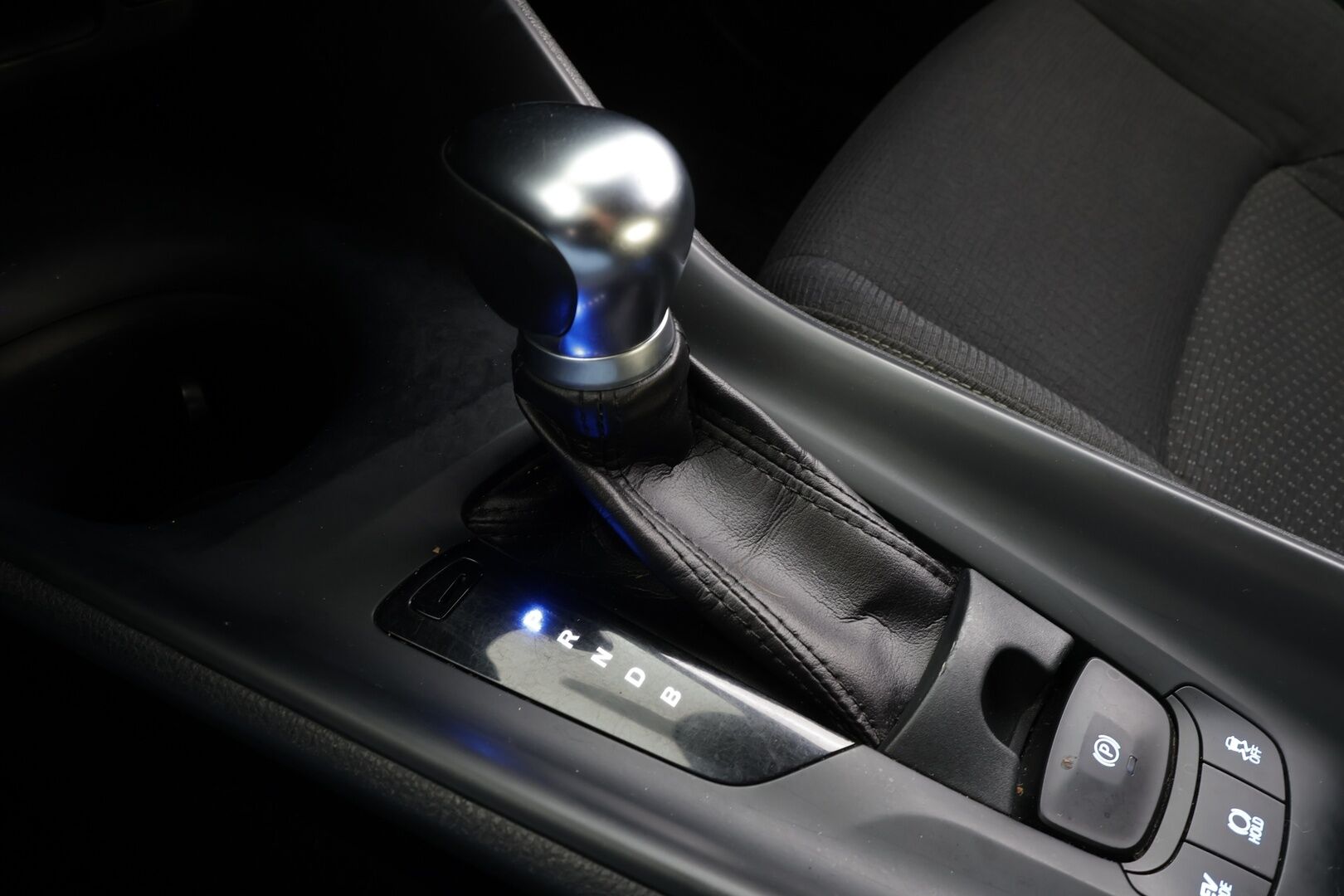 Toyota C-HR 2018 1,8 Hybrid Active * ACC / P.kamera / Navi / KeylessGo / Lohkolämmitin * - Suomi-auto / Kahdet renkaat aluvanteilla / Merkkihuollettu