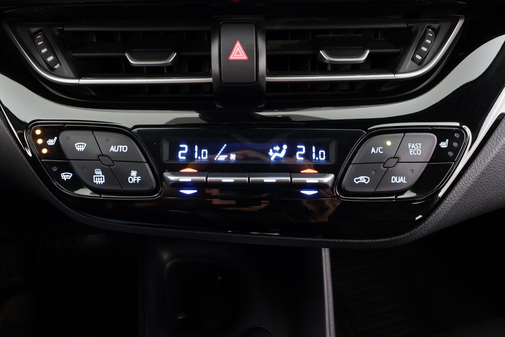 Toyota C-HR 2018 1,8 Hybrid Active * ACC / P.kamera / Navi / KeylessGo / Lohkolämmitin * - Suomi-auto / Kahdet renkaat aluvanteilla / Merkkihuollettu