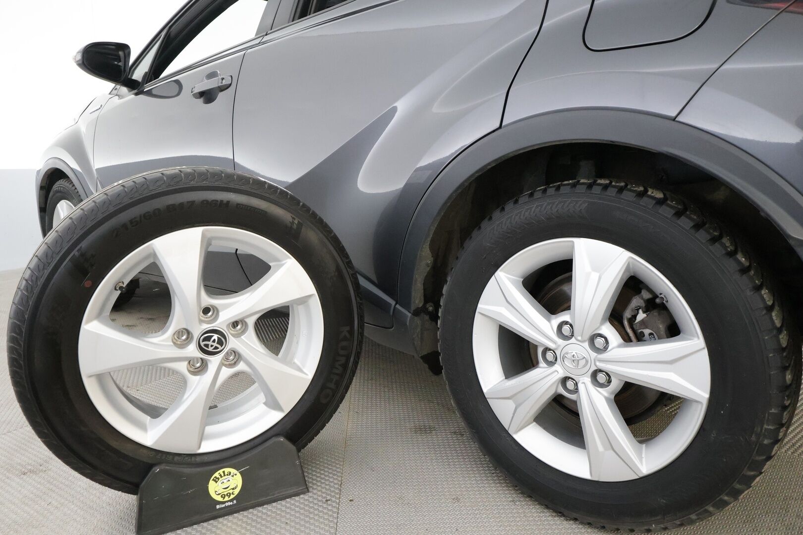 Toyota C-HR 2018 1,8 Hybrid Active * ACC / P.kamera / Navi / KeylessGo / Lohkolämmitin * - Suomi-auto / Kahdet renkaat aluvanteilla / Merkkihuollettu