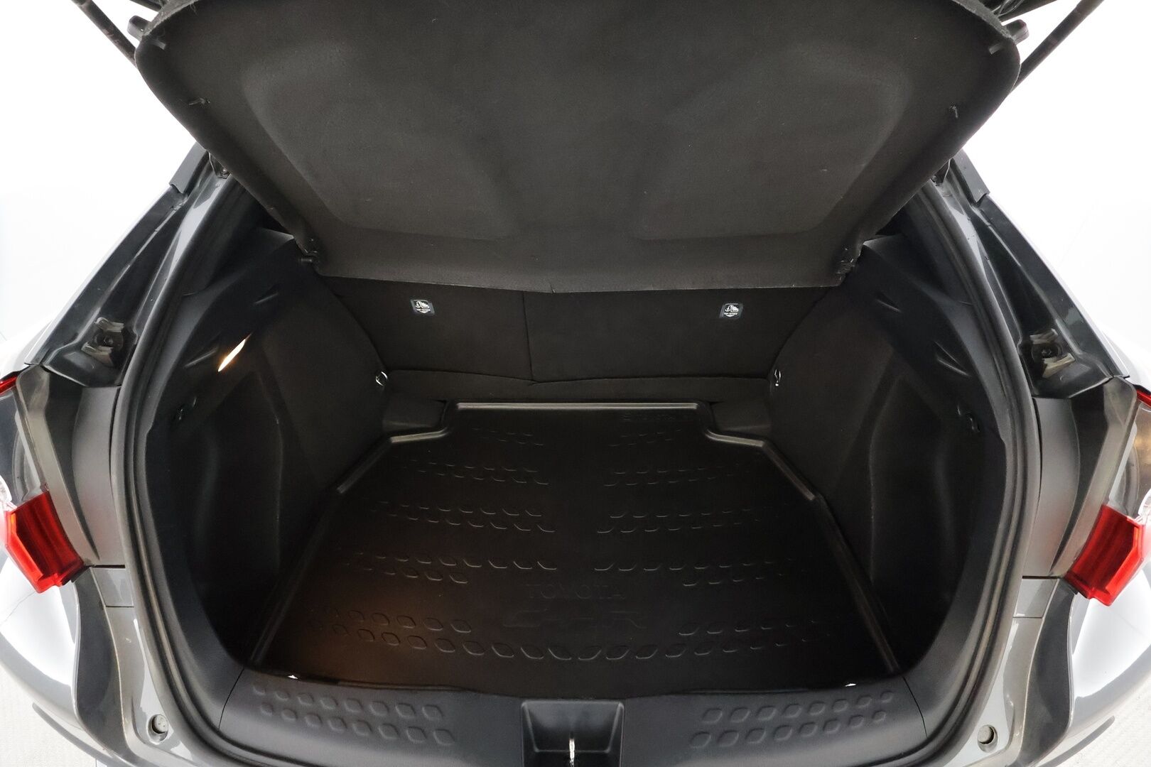 Toyota C-HR 2018 1,8 Hybrid Active * ACC / P.kamera / Navi / KeylessGo / Lohkolämmitin * - Suomi-auto / Kahdet renkaat aluvanteilla / Merkkihuollettu