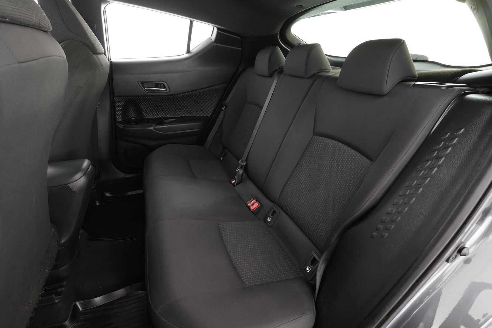 Toyota C-HR 2018 1,8 Hybrid Active * ACC / P.kamera / Navi / KeylessGo / Lohkolämmitin * - Suomi-auto / Kahdet renkaat aluvanteilla / Merkkihuollettu