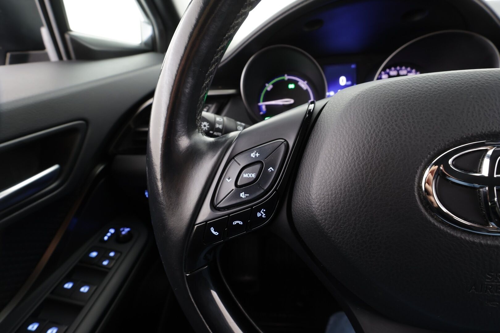 Toyota C-HR 2018 1,8 Hybrid Active * ACC / P.kamera / Navi / KeylessGo / Lohkolämmitin * - Suomi-auto / Kahdet renkaat aluvanteilla / Merkkihuollettu - HULLUT BLACKWEEK JATKOT - KORKOTARJOUS 2,49%