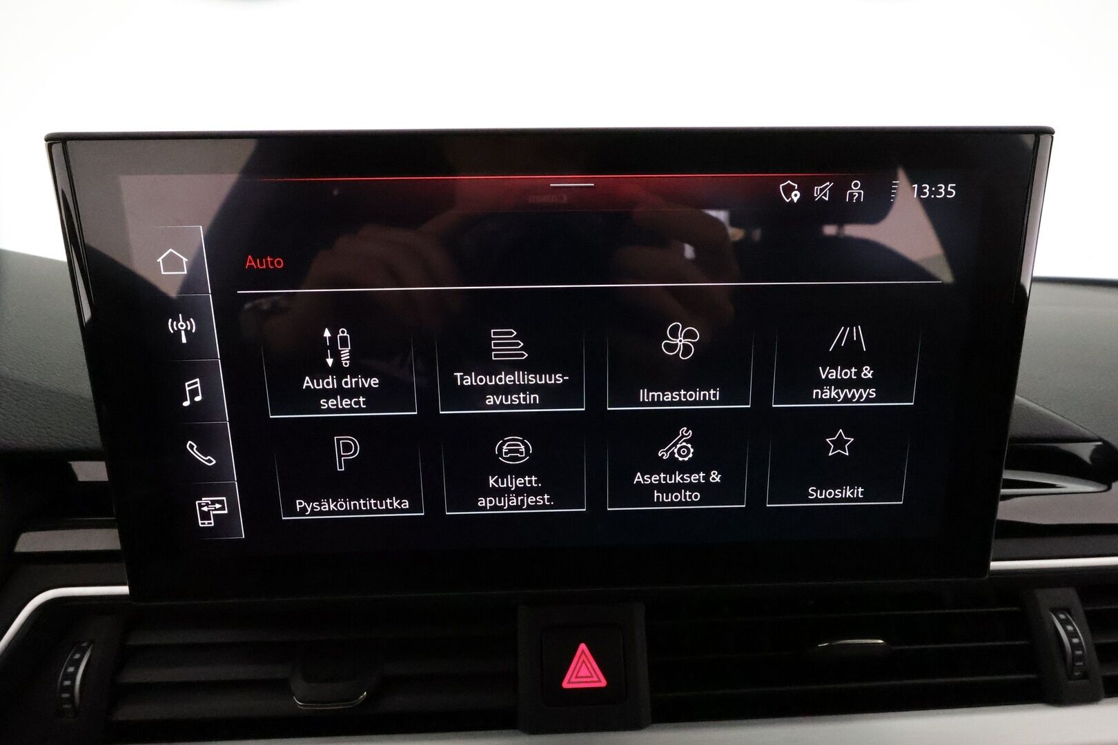 Audi A4 2022 Sedan Business Advanced 40 TFSI 150 kW MHEV S tronic **Webasto / Koukku / ACC / Matrix-LED / P.Kamera / Sporttipenkit - 1-om Suomi-auto / Kahdet Renkaat / Merkkihuollettu!