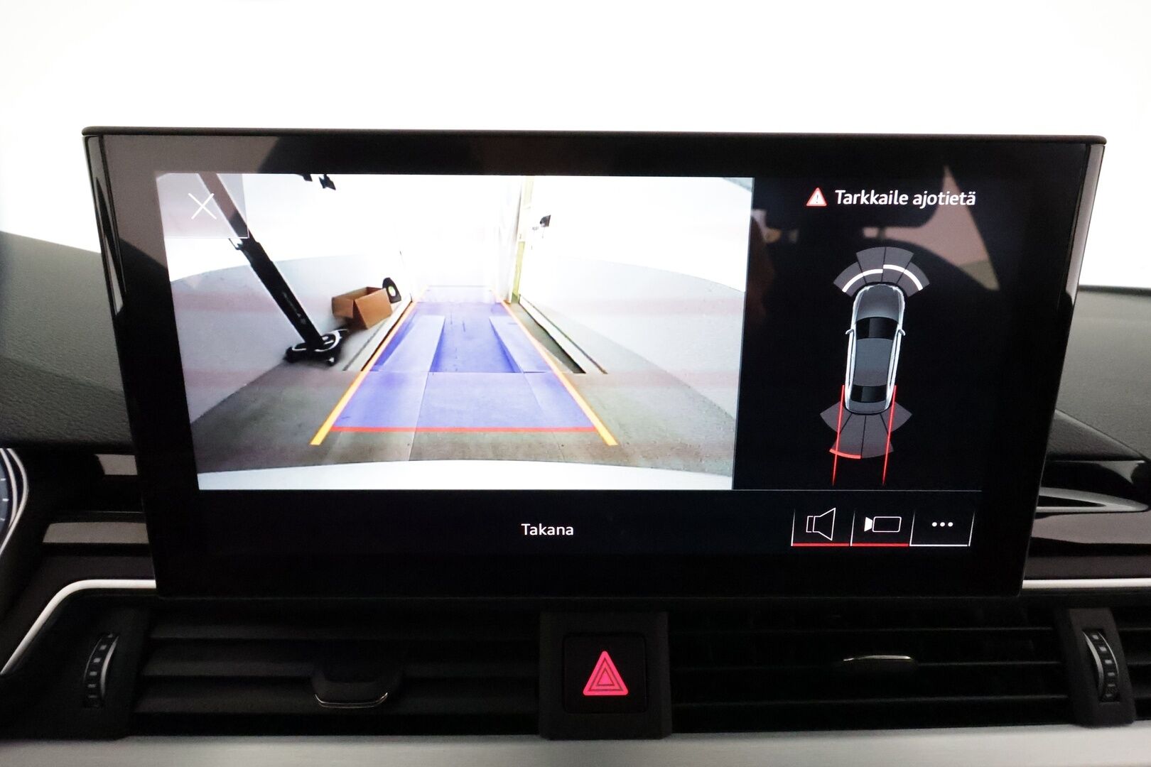 Audi A4 2022 Sedan Business Advanced 40 TFSI 150 kW MHEV S tronic * Webasto / Adapt.Vakkari / Matrix LED / Peruutuskamera / Vetokoukku - S-Line Sisäpaketti / 1-om Suomi-auto / Kahdet Renkaat / Merkkihuollettu / Sporttipenkit / Hyvät varusteet!