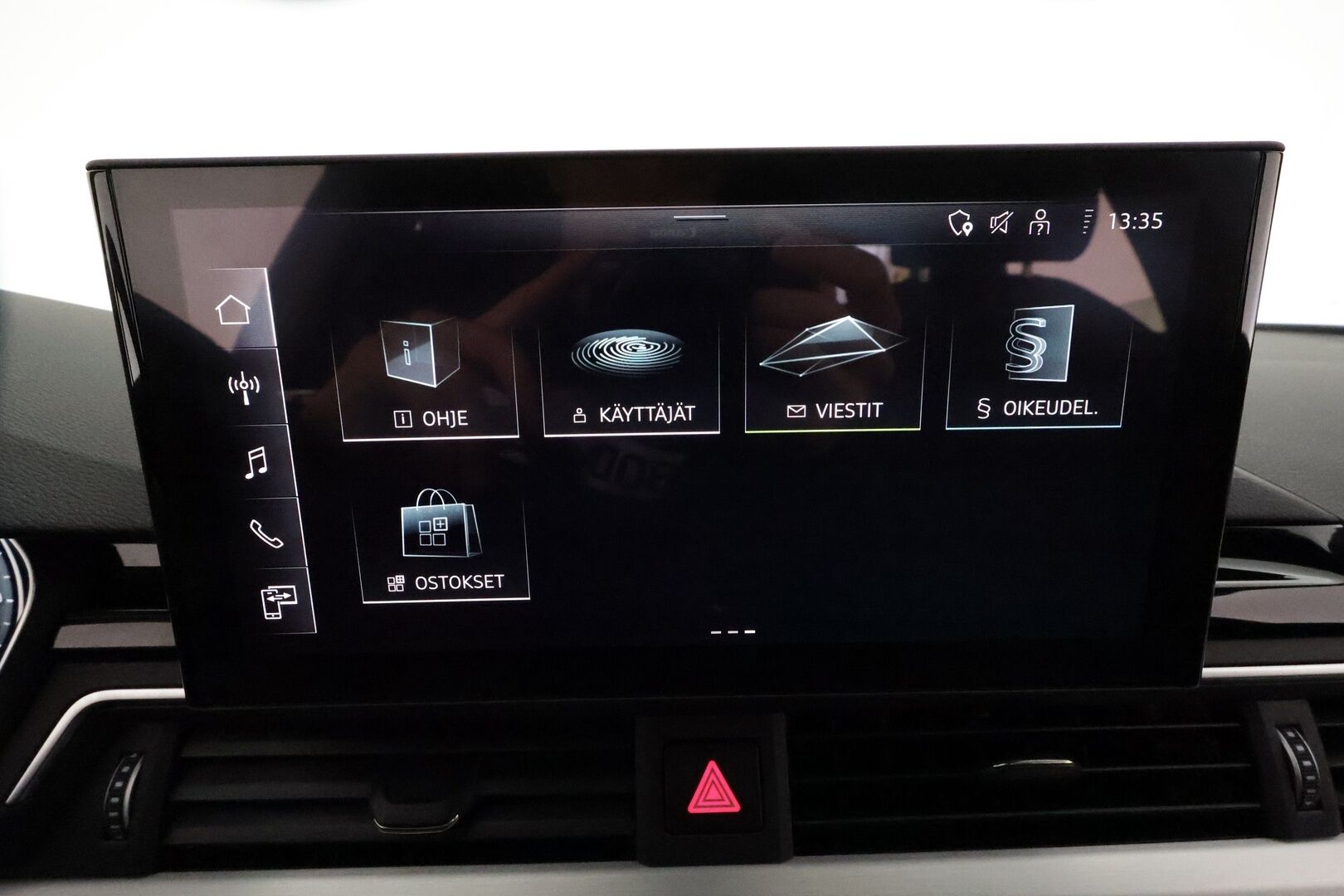 Audi A4 2022 Sedan Business Advanced 40 TFSI 150 kW MHEV S tronic **Webasto / Koukku / ACC / Matrix-LED / P.Kamera / Sporttipenkit - 1-om Suomi-auto / Kahdet Renkaat / Merkkihuollettu!