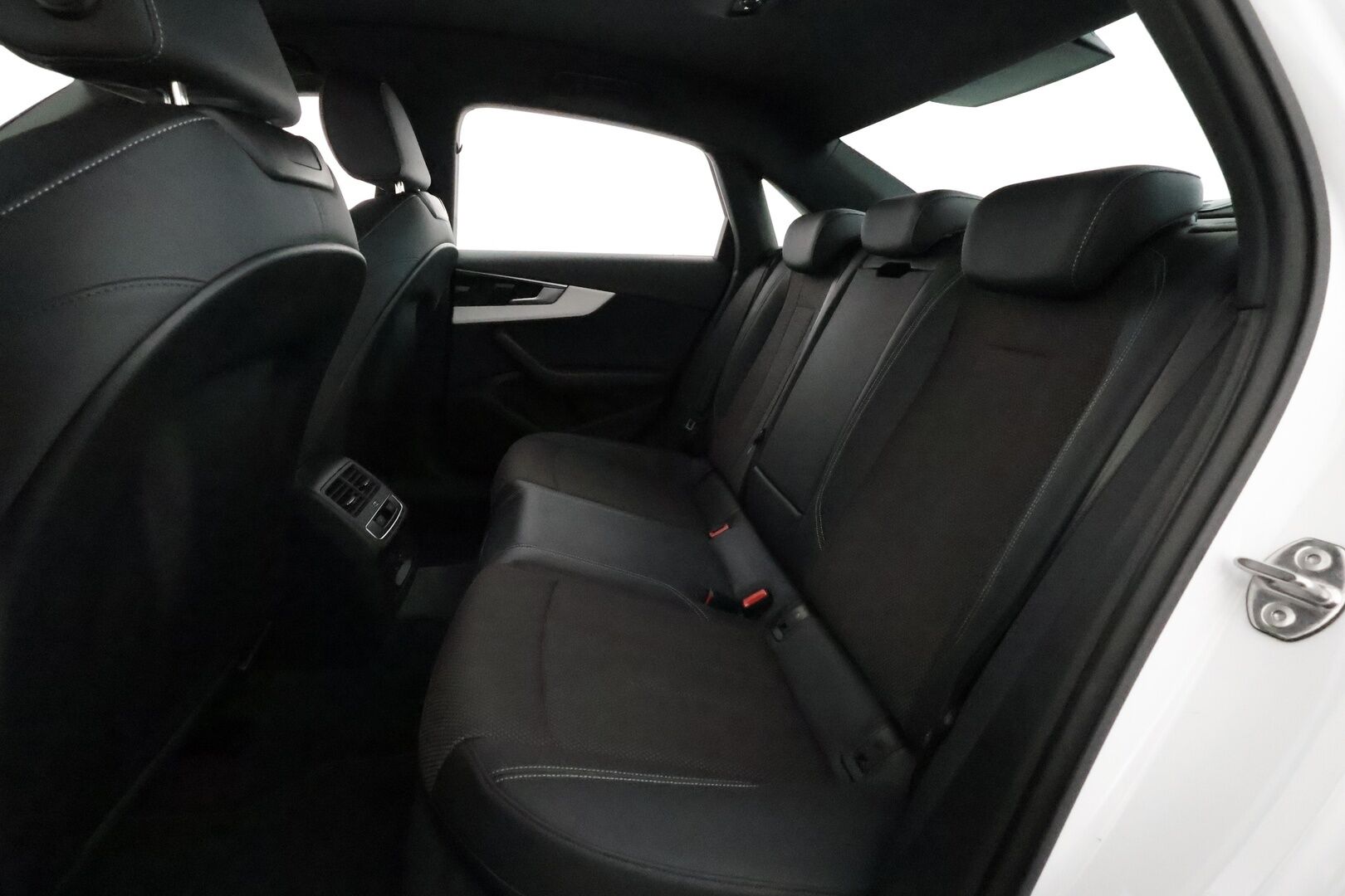 Audi A4 2022 Sedan Business Advanced 40 TFSI 150 kW MHEV S tronic **Webasto / Koukku / ACC / Matrix-LED / P.Kamera / Sporttipenkit - 1-om Suomi-auto / Kahdet Renkaat / Merkkihuollettu!