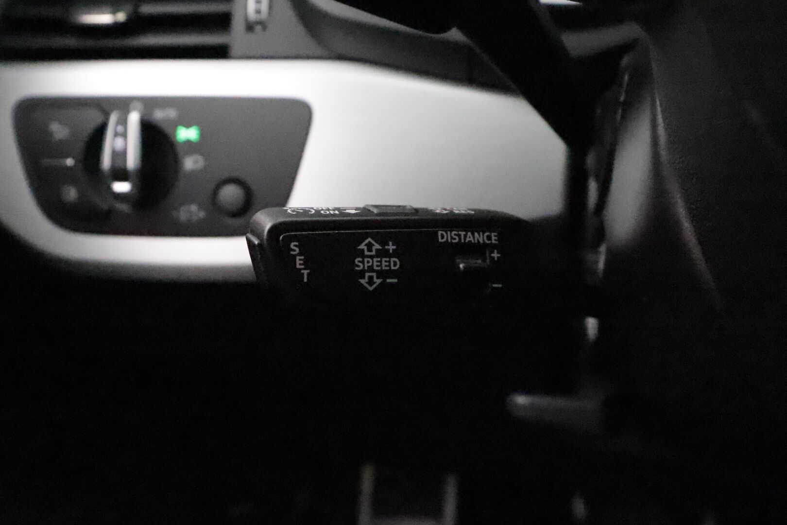 Audi A4 2022 Sedan Business Advanced 40 TFSI 150 kW MHEV S tronic **Webasto / Koukku / ACC / Matrix-LED / P.Kamera / Sporttipenkit - 1-om Suomi-auto / Kahdet Renkaat / Merkkihuollettu!