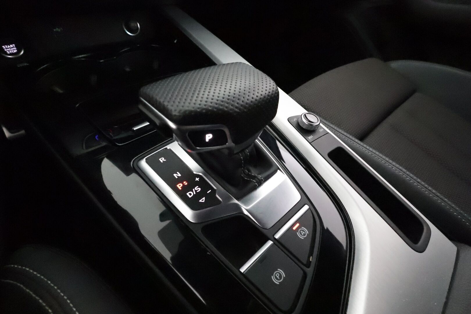 Audi A4 2022 Sedan Business Advanced 40 TFSI 150 kW MHEV S tronic **Webasto / Koukku / ACC / Matrix-LED / P.Kamera / Sporttipenkit - 1-om Suomi-auto / Kahdet Renkaat / Merkkihuollettu!
