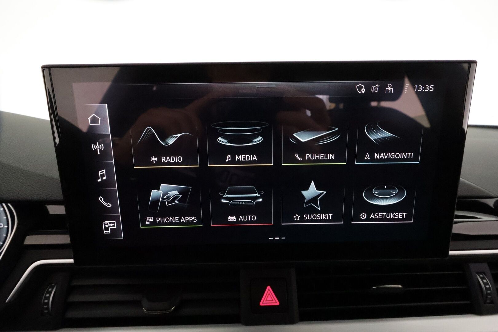 Audi A4 2022 Sedan Business Advanced 40 TFSI 150 kW MHEV S tronic * Webasto / Adapt.Vakkari / Matrix LED / Peruutuskamera / Vetokoukku - S-Line Sisäpaketti / 1-om Suomi-auto / Kahdet Renkaat / Merkkihuollettu / Sporttipenkit / Hyvät varusteet!