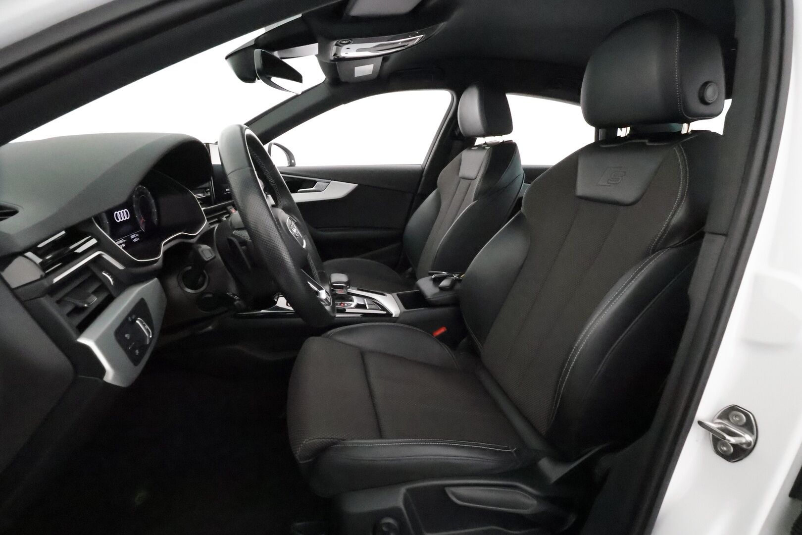 Audi A4 2022 Sedan Business Advanced 40 TFSI 150 kW MHEV S tronic * Webasto / Adapt.Vakkari / Matrix LED / Peruutuskamera / Vetokoukku - S-Line Sisäpaketti / 1-om Suomi-auto / Kahdet Renkaat / Merkkihuollettu / Sporttipenkit / Hyvät varusteet! - HULLUT JOULUT KORKOTARJOUS 2,49% 